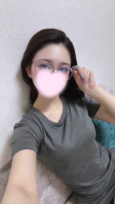 いおり 素人系清楚美巨乳美尻(受付イチオシ)さんの写真